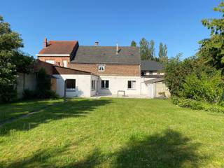 <strong>Rustig gelegen te renoveren 3-gevel woning, nabij het centrum van Veltem-Beisem en op 1,5km van het treinstation.</strong><br />Gelijkvloers: Inkomhal, woonkamer, eetkamer, berging, badkamer voorzien lavabo en ligbad, ruime keuken met toegang naar het terras en de tuin.<br />Garage en berging.<br />Eerste verdieping: 4 slaapkamers.<br />Zolderverdieping: Grote zolderruimte (+/- 70m²) met mogelijkheid om extra kamers te maken.