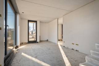 <strong>Ontdek Project Limberg te Herselt. 4 moderne BEN-woningen.<br /><br /></strong>Gelegen in een landelijke en rustige straat vlakbij de dorpskern van Herselt vindt u deze relatief kleinschalige nieuwbouwverkaveling terug. <br />Project Limberg omvat de realisatie van 4 ultra-moderne, BEN- gezinswoningen, waarbij er word gefocust op een combinatie van hedendaags wooncomfort, energiezuinigheid en kwaliteit. Dit alles in een modern jasje waarbij u nog jaren geniet van een estetisch pareltje in een duurzame en futureproof omgeving.<br /><br />De geadverteerde vraagprijs is voor de woning in haar huidige water- en winddichte staat.<br />Liever een woning die tot in de puntjes is afgewerkt? De verkoper ontzorgt u graag bij de technieken- en eindafwerking. Hiervoor kan u steeds het lastenboek en bijhorende plannen opvragen.<br /><br /><strong>Hedendaags wooncomfort<br /></strong>De 1ste verdieping bestaat uit één groot geheel met een oppervlakte van +- 70m². De indeling kan hier nog volledig vrij en naar eigen wens worden ingedeeld.<br /><br />Op de betonnen trap en twee binnenmuren na, kan ook de gelijkvloers nog naar wens worden ingericht.<br />De huidige plannen zijn als volgt:<br />De leefruimte met open keuken wordt optisch verdeeld door de trap in zichtbeton. Dit creert een open en toch gezellige leefomgeving.<br />Dankzij de aluminium ramen die lopen van het plafond tot op de vloer baadt de hele woning in het licht.<br />Grenzend aan de keuken is er een ruime berging/wasplaats voorzien.<br />Een inkomhal met gastentoilet en polyvalente ruimte vervolledigen het gelijkvloers.<br />Buiten is er een aangelegd terras alsook een ruime tuinberging die grenst aan de carport.<br /><br />Wie opzoek is naar een ruime nieuwbouwwoning en een toekomst zonder zorgen zit hier zeker goed.<br /><br />Voor het bekomen van de plannen, lastenboek of meer informatie mag u steeds contact opnemen met <strong>secretariaat@degroot-celen.be</strong> of via <strong>014/95 37 50.</strong>