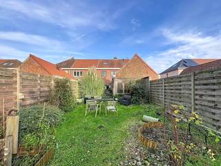 Disposition :Rez-de-chaussée :- entrée- espace de vie lumineux avec coin salon et salle à manger- cuisine équipée d'un four, d'une cuisinière,...