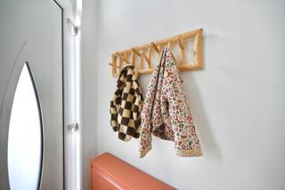 In het gezellige Breendonk bevindt zich dit charmante huisje dat meteen doet denken aan de warme, stijlvolle uitstraling van H&M Home. De combinatie van prachtige plankenvloeren, witte muren en authentieke deuren zorgt voor een sfeervol geheel waarin je je meteen thuis voelt. Ook buiten klopt het plaatje helemaal dankzij het leuke stadstuintje met gezellig terras en de praktische achteruitweg, ideaal om zonder gedoe fietsen of andere spullen achteraan binnen te brengen.<br />Binnen word je verrast door de vele gezellige ruimtes die elk hun eigen charme uitstralen. De woning verwelkomt je met een aangename woonkamer en eetkamer die mooi in verbinding staan met de keuken, wat zorgt voor een open en huiselijke sfeer. Ook de badkamer weet meteen te bekoren dankzij de prachtige vloertegeltjes die deze ruimte extra karakter geven. Op de eerste verdieping bevinden zich twee ruime en sfeervolle kamers. Via de trap bereik je vervolgens de supergezellige zolderkamer, een veelzijdige ruimte die perfect kan dienen als extra slaapkamer, hobbyruimte of zelfs opgesplitst kan worden in twee bijkomende kamers.<br />Daarnaast beschikt de woning over een droge kelder die ideaal is als extra opbergruimte. Praktisch comfort is hier eveneens aanwezig: de woning is energiezuinig, de elektriciteit is conform en er is geen asbest aanwezig. Kortom, een instapklare en bijzonder gezellige woning waar charme, comfort en praktische troeven perfect samenkomen.