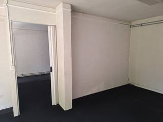 Het handelspand van ca.138m² is gelegen op het Kerkplein te Izegem. Op deze locatie is er voldoende parkeergelegenheid voorzien en ben je vlot bereikbaar.Indeling van het pand:- 2 grote raampartijen - inkom (eenvoudig open te werken naar de achtergelegen ruimte)- apart bureau- bergruimte- kitchenette in aparte ruimte- toiletBent u op zoek naar bedrijfsvastgoed bestaande uit een handelspand te huur in Izegem? Aarzel dan niet om ons te contacteren op het nummer 051 21 22 23.