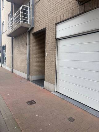 Op de hoek van de Gentstraat en de Kapelstraat vindt u de inrit voor deze garagebox.<br />Vlot en makkelijk in- en uitrijbaar.<br />Afmetingen garagebox : 5,05 x 2,69 m.<br />Manuele garagepoort.<br />Prijs: 45.999,00 EUR.<br /><br />Voor een bezichtiging, bel Rose op 059 330 430 of stuur een mailtje: rose@immo-bel-air.be