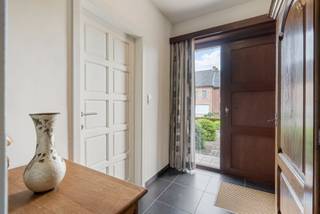 Instapklare 3-slpk woning met garage en volledige onderkeldering op een prachtig perceel van 1719 m². Steeds perfect onderhouden. EPC Label-E...