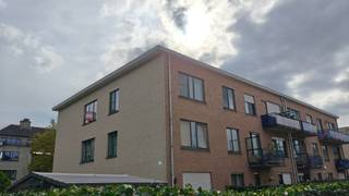 <p>Ruim instapklaar hoekappartement (105 m²) met 3 volwaardige slaapkamers en EPC B gelegen in Brasschaat omgeving Golf.</p><p>- 3 volwaardige slaapkamers (17, 10 en 8 m²)<br />- Pas gerenoveerde badkamer met apart gastentoilet (2024)<br />- Recente gascondensatieketel (2021)<br />- Vloeren met eiken parket<br />- Ingerichte keuken (vaatwasser, kookvuur, dampkap, dubbele spoelbak, frigo, 2x oven)<br />- Elektriciteit gekeurd conform, asbestvrij, EPC score 180 (B)<br />- Ruim aanbod openbaar vervoer + op wandelafstand van centrum Brasschaat<br />- Groene omgeving, ramen op 3 gevels</p>