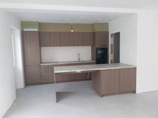 <p><span>Prachtige nieuwbouwwoning van 190 m² op zuid-oost gerichte grond (500 m²)</span></p><p><span>Ontdek deze stijlvolle, energiezuinige woning in lichte gevelsteen met zwarte pannen en strakke zwarte PVC-ramen – een moderne uitstraling in een rustige, groene omgeving.</span></p><p><span>De woning is goed gelegen, ideaal voor wie op zoek is naar rust, ruimte en comfort in een halfopen bebouwing.</span></p><p><span>Indeling</span></p><ul><li><span>Gelijkvloers (70 m²):</span></li><li><span>Inkomhal met apart toilet</span></li><li><span>Ruime, lichtrijke leefruimte van 43 m²</span></li><li><span>Luxe open keuken met kwalitatieve afwerking</span></li><li><span>Aparte berging/wasplaats</span></li><li><span>Verdieping (70 m²):</span></li></ul><p><span>Nachthal</span></p><ul><li><span>Drie ruime slaapkamers</span></li><li><span>Luxe badkamer met ligbad, inloopdouche, dubbel lavabomeubel en apart toilet</span></li></ul><p><span>Zolderverdieping:</span></p><ul><li><span>Overloop, technische ruimte</span></li><li><span>Mogelijkheid tot één grote of twee extra slaapkamers → in totaal vijf slaapkamers, ideaal voor een groot gezin!</span></li></ul><p><span>Comfort & Afwerking</span></p><p><span>Verwarming via warmtepomp, ook voorzien op de slaapkamers</span></p><p><span>Volledig afgewerkte woning – instapklaar bij oplevering</span></p><p><span>De tuin wordt ingezaaid, en de oprit en een terras van 15m² worden eveneens aangelegd.</span></p><p><span>U kan ook in onze modelwoning te Mol een bezoek brengen. Bel 0475 245013.</span></p><p><span> </span></p><p><span> </span></p>