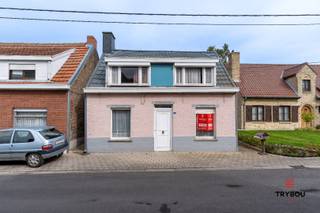 In de Kortestraat 9 te Houthulst vindt u deze woning met heel wat mogelijkheden voor wie op zoek is naar een renovatieproject met karakter. ✨<br /><br />De woning beschikt over een ruime leefruimte, een keuken, een badkamer en 2 slaapkamers. Daarnaast is er ook een zolder aanwezig die extra bergruimte biedt of verdere invulling kan krijgen volgens de mogelijkheden.<br /><br />Buiten geniet u van een tuin 🌿 waar u in alle rust kan ontspannen, evenals een bijgebouw dat ideaal kan dienen als opslagruimte, hobbyruimte of werkplaats.<br /><br />Met een EPC-label F is renovatie aangewezen, maar dit biedt tegelijk de perfecte kans om de woning volledig naar eigen smaak en comfort te moderniseren. 🛠️🏠<br /><br />✨ Troeven:<br /><br />Ruime leefruimte<br />2 slaapkamers<br />Tuin 🌳<br />Bijgebouw<br />Zolder met extra mogelijkheden<br />Veel renovatiepotentieel<br /><br />Bent u op zoek naar een woning die u volledig naar eigen hand kan zetten? Dan is dit zeker een interessante opportuniteit!<br /><br />📞 Interesse? Contacteer Thijs of Nina :<br />📲 051 57 54 61<br />📧 thijs@grouptrybou.be<br />📧Nina@groutrybou.be<br /> | friedel@grouptrybou.be
