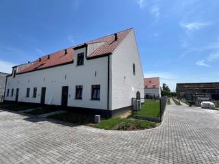 Deze nieuwbouwwoning, gelegen in Project Edelmoed, biedt alle comfort.<br /><br />De woning beschikt over een inkomhal met gastentoilet en een ruime leefruimte met een open, volledig geïnstalleerde keuken, voorzien van voldoende werk- en kastruimte. De keuken staat rechtstreeks in verbinding met het terras en de tuin, die toegankelijk zijn via een schuifraam. Verder is er een praktische berging aanwezig.<br /><br />Op de verdieping bevinden zich drie slaapkamers en twee badkamers.<br />Ook de zolderverdieping werd afgewerkt en kan dienst doen als vierde slaapkamer, hobbyruimte, bureau of tal van andere invullingen.<br /><br />Eveneens inbegrepen: privé parkeerplaats (nr. 19) en gemeenschappelijke fietsenberging. <br /><br />Daarnaast is deze BEN-woning uitgerust met onder meer zonnepanelen, vloerverwarming in combinatie met een warmtepomp en een ventilatiesysteem type D.<br /><br />Ook de ligging is een grote troef. De woning bevindt zich nabij de Semmerzake Meersen en op korte afstand van de N60, met een vlotte verbinding richting Oudenaarde en Gent, evenals een goede bereikbaarheid van de E17.