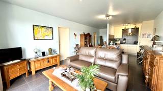Ontdek dit gezellige appartement met ideale ligging in het centrum van Deinze, op wandelafstand van winkels, horeca, openbaar vervoer en alle dagelijkse voorzieningen.<br /><br />Via de inkomhal komt u terecht in de ruime en lichtrijke leefruimte, waar grote raampartijen zorgen voor veel natuurlijk licht. De open ingerichte keuken sluit perfect aan op de leefruimte en biedt alle comfort voor het dagelijkse leven. Verder beschikt het appartement over één ruime slaapkamer, een badkamer met douche en een praktische berging met aansluiting voor een wasmachine.<br /><br />Het aangename terrasje vormt bovendien een extra troef en biedt een fijne plek om buiten te genieten.<br /><br />Dankzij de centrale ligging en de functionele indeling is dit appartement de ideale woonst voor starters, alleenstaanden of investeerders die op zoek zijn naar een eigendom met een uitstekende ligging in het bruisende centrum van Deinze.<br /><br />Het appartement is verhuurd.
