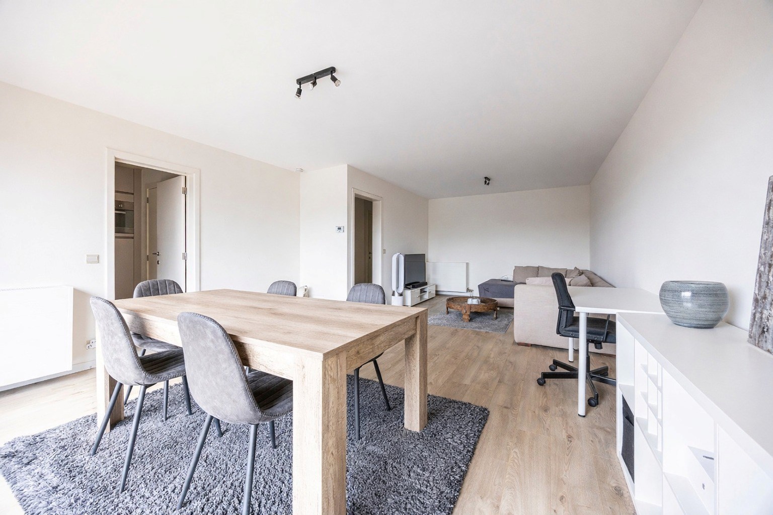 Instapklaar 2-slaapkamer appartement met 2 terrassen en garagebox! - foto 5