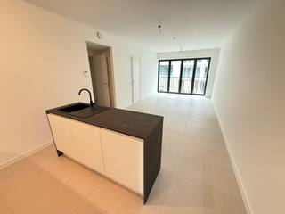 Nieuwbouwappartement gelegen in Residentie Groene Poort op supercentrale ligging in Antwerpen. Het project is opgericht rond een gemeenschappelijke binnnentuin en gelegen aan het nieuwe Vette Ossenplein. Het appartement beantwoordt aan alle recente woonvereisten en geniet een hoogwaardige afwerking.<br /><br />Indeling van het appartement: <br />Via de inkomhal betreed je het appartement. In de inkomhal bevindt zich een afzonderlijk toilet met handenwasser.  Leefruimte met open ingerichte keuken voorzien van eiland met spoeltafel, kasten, voorzien van toestellen. Slaapkamer 1 op tegels. Slaapkamer 2 op tegels. Badkamer voorzien van dubbbele wastafel en inloopdouche. Berging met aansluitingen. Terras.<br /><br />Parking 13: € 125 per maand.<br />Algemene onkosten: € 150 per maand. <br /><br />Individuele nutsvoorzieningen. Verwarming met warmtepomp. <br /><br /><br /> 