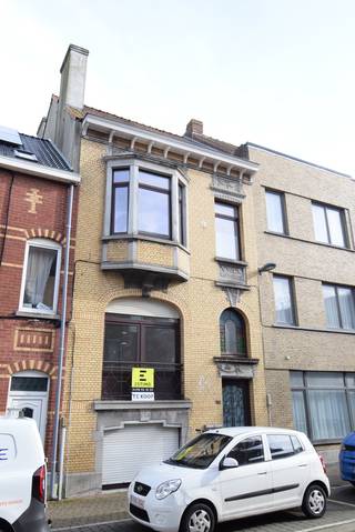 <span>Interessante, vergunde opbrengsteigendom op een uitstekende ligging, volledig instapklaar en in zeer goede staat. Deze ruime eigendom omvat twee volwaardige appartementen met een totale maandelijkse huuropbrengst van € 1.950 (€ 1.100 + € 850), wat zorgt voor een aantrekkelijk en onmiddellijk rendement.</span><br /><span>Beide appartementen beschikken over twee ruime slaapkamers. Het bovenste appartement biedt het extra comfort van twee badkamers, terwijl het gelijkvloerse appartement de mogelijkheid heeft om een derde slaapkamer te creëren. In totaal telt de eigendom drie badkamers, wat ook mogelijkheden biedt voor grote gezinnen of kangoeroewonen.</span><br /><span>De technische staat is een belangrijke troef: het dak werd vernieuwd, voorzien van grote Velux-dakramen, de elektriciteit is conform en elk appartement beschikt over een individuele gasketel voor de centrale verwarming.</span><br /><span>Dankzij de gunstige EPC-scores (Label B – 172 kWh/m² en Label C – 209 kWh/m²) zijn er geen ingrijpende energetische investeringen nodig. De verzorgde gemeenschappelijke inkom verhoogt bovendien de uitstraling van het gebouw.</span><br /><span>Gelegen op een strategische locatie, op wandelafstand van winkels, scholen en openbaar vervoer, en op slechts 10 minuten fietsen van het station en het stadscentrum.</span><br /><span>Een uitstekende investeringsopportuniteit met directe huurinkomsten en een stabiel rendement, maar eveneens ideaal voor wie op zoek is naar een ruime woning met tal van mogelijkheden.</span>