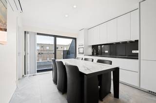 [[ DIT PAND NEEMT DEEL AAN DE ERA OPEN HUIZEN DAG OP 19/9 VAN 13:00 TOT 14:00 ]]
<p>Modern appartement in het centrum van Nieuwpoort met 2 ruime terrassen en vrij zicht.</p>

<p> </p>

<p>Dit recent Doorloop duplex uit 2024 (eerste oplevering) combineert hedendaags wooncomfort met een centrale ligging nabij openbaar vervoer en alle voorzieningen van Nieuwpoort. Dankzij de twee ruime terrassen geniet je hier de hele dag van de zon en een aangename buitenbeleving. De zeer recente constructie met EPC-label A zorgt voor energiezuinig wonen in een moderne residentie. Bovendien is er een kelder inbegrepen in de prijs en bestaat de mogelijkheid om een garage aan te kopen. Een ideale opportuniteit voor wie een appartement zoekt aan de kust met comfort, lichtinval en een praktische indeling.</p>

<p> </p>

<p>Belangrijkste ruimtes:<br />• Inkomhal met vlotte toegang tot de verschillende ruimtes<br />• Lichtrijke living met aangename leefruimte en toegang tot het terras<br />• Open keuken met moderne indeling en toegang tot het terras<br />• 2 volwaardige slaapkamers<br />• Badkamer met praktische inrichting<br />• Apart toilet<br />• Berging met extra opbergruimte<br />• 2 ruime terrassen met heel de dag zon<br />• Ruime kelder inbegrepen in de prijs<br />• Mogelijkheid tot aankopen van een garage ruim garagebox in de residentie! </p>

<p> </p>

<p>Troeven:<br />• Zeer recente constructie van 2024 (eerste oplevering) met EPC-label A<br />• Twee ruime terrassen met optimale zonoriëntatie<br />• Kelder inbegrepen en mogelijkheid tot aankoop van garagebox</p>

<p> </p>

<p>Neem vandaag nog contact op met je ERA-makelaar voor een bezoek.</p>

<p> </p>

<p>JOUW DROOMAPPARTEMENT. ZO GEVONDEN!</p>