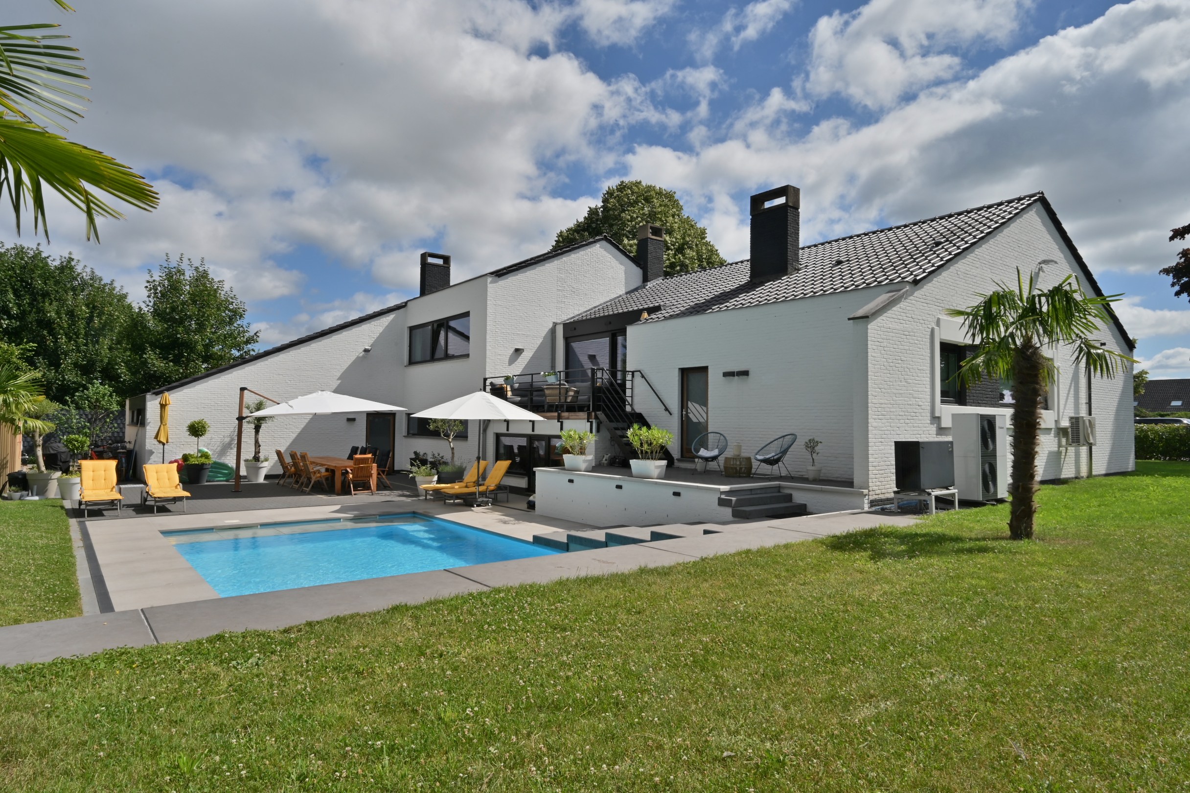 Architecturale en energiezuinige villa met praktijk- of kantoorruimte, zwembad en poolhouse te Lanaken. - foto 2