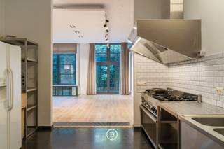 In de iconische voormalige Victoria koekjesfabriek in Koekelberg, uitzonderlijke loft van 408 m² (EPC) met indrukwekkende volumes en hoge plafonds.<br /><br />Gelegen op het gelijkvloers en bestaande uit een royale inkomhal met vestiaire en gastentoilet, semi-industriële keuken, spectaculaire leefruimte van 100 m² met eethoek, slaapkamer met badkamer en een tweede kamer, ideaal als bureau of extra slaapkamer.<br /><br />Op de onderliggende verdieping bevindt zich een prachtige slaapkamer van 45 m² met aansluitende badkamer met bad en stoomdouche, evenals een zeer ruime kelder.<br /><br />Het project beschikt over uitstekende gemeenschappelijke faciliteiten, waaronder een uitgeruste fitnessruimte en een verwarmd binnenzwembad.<br /><br />Een unieke combinatie van industrieel erfgoed, hedendaags comfort en uitzonderlijke leefruimtes.<br /><br />Mogelijkheid tot aankoop van een ruime staanplaats voor twee wagens voor €65.000.