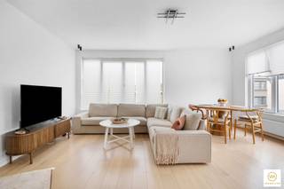 <p><span>Prima instapklaar appartement grens Mortsel/Wilrijk/Edegem. In een kleinschalig gebouw treffen we dit volledig gerenoveerd appartement op de 2de verd. met een ruime & lichte leefruimte op parket, ingerichte keuken, doucheruimte en 2 slaapkamers achteraan. Is ideaal als woonst maar eveneens als investering aangezien er hier uitstekende huurders wonen met een huurprijs van 850. </span></p>