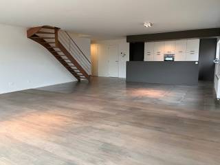 Au-dessus du magasin Thiry Paints se trouve ce très spacieux appartement en duplex avec une vue imprenable. Au premier étage, on accède par un...