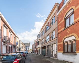 APPARTEMENT AVEC TERRASSE ORIENTÉE PLEIN SUD
Situé au deuxième et dernier étage d’un petit immeuble de seulement deux appartements, ce bel appartement lumineux de 90 m² offre un hall d’entrée, un spacieux séjour, une cuisine entièrement équipée, deux grandes chambres, une salle de bains et un WC séparé.
À l’arrière, vous profitez d’une agréable terrasse de 14 m² orientée plein sud avec un espace de rangement.
Construction solide avec planchers en béton, offrant calme et intimité grâce à une copropriété très limitée.
Un bien idéal pour ceux qui recherchent espace, luminosité et tranquillité