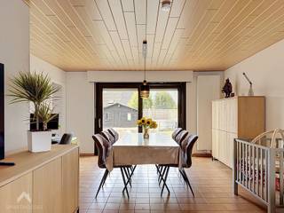 <p>Instapklare halfopen bebouwing gelegen in een rustige doodlopende straat, nabij winkels, scholen, sportvoorzieningen en openbaar vervoer. De woning omvat een inkomhal met apart gastentoilet, een lichtrijke leefruimte met gezellige zit- en eethoek en een praktische leefkeuken voorzien van alle comfort. Zowel de leefruimte als de keuken bieden toegang tot het terras en de zongerichte, volledig afgesloten tuin met tuinhuis en extra buitenberging. Verder beschikt de woning over een garage en oprit. Op de verdieping bevinden zich drie ruime slaapkamers, een vernieuwde badkamer voorzien van een inloopdouche, ligbad, lavabomeubel en toilet. Via een trapgat is de geïsoleerde zolder bereikbaar, die gebruikt kan worden als extra bergruimte.</p>
<p>Extra troeven:</p>
<ul>
<li>Energiezuinig</li>
<li>32 zonnepanelen en thuisbatterij</li>
<li>Airco’s aanwezig in de slaapkamers</li>
<li>Geïsoleerde zolder</li>
<li>Dubbele beglazing en nieuwe Veluxramen</li>
<li>Conforme elektriciteit</li>
<li>Regenwaterput van 5.000 liter</li>
<li>Vernieuwde badkamer en trap</li>
<li>Video- en parlofonie</li>
<li>Volledig afgesloten zongerichte tuin</li>
<li>Rustige ligging in een doodlopende straat</li>
</ul>
<p>Deze woning is te koop ZONDER makelaar via het concept van Smart Houses! Wenst u verdere inlichtingen of een bezoek? Contacteer rechtstreeks de eigenaar via +32496464824</p>
