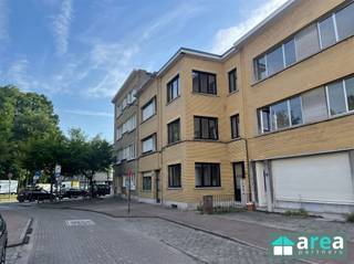 <p><span>Instapklaar appartement op het eerste verdiep met 2 slaapkamers en terras te huur</span></p><p><span>Dit volledig gerenoveerde appartement, gelegen aan de </span><span>Kampioenstraat 54, 2020 Antwerpen</span><span>, is instapklaar en onmiddellijk beschikbaar. Dankzij de recente renovatie in </span><span>2026</span><span> geniet u van een moderne afwerking en optimaal wooncomfort.</span></p><p><span>Het appartement bevindt zich op een uitstekende locatie, met winkels, openbaar vervoer, scholen en belangrijke invalswegen in de onmiddellijke omgeving.</span></p><p><span>Indeling:</span></p><ul><li><span>Ruime en lichtrijke leefruimte </span></li><li><span>Grote, volledig ingerichte keuken </span></li><li><span>2 volwaardige slaapkamers </span></li><li><span>Badkamer met douche, lavabo en toilet </span></li><li><span>Terras, ideaal om te ontspannen of te genieten van de buitenlucht </span></li></ul><p><span>Troeven:</span></p><ul><li><span>Volledig gerenoveerd in 2026 </span></li><li><span>Terras </span></li><li><span>Ruime keuken </span></li><li><span>Centrale en vlot bereikbare ligging </span></li><li><span>Onmiddellijk beschikbaar </span></li></ul><p><span>Huurvoorwaarden:</span></p><ul><li><span>Onmiddellijk beschikbaar </span></li><li><span>Gemeenschappelijke kosten: 50/maand (voor elektriciteit van de gemeenschappelijke delen en poetsen van de gemeenschappelijke delen) </span></li><li><span>Huurwaarborg: 3 maanden </span></li></ul><p><span>Voor meer informatie of een bezoek kunt u contact opnemen met Area Partners via <span>info@area.be</span></span><span> of 03/284.60.60</span></p>