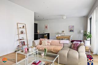 Op een toplocatie te Kessel, bevindt zich deze energiezuinige woning met drie slaapkamers, 2 badkamers, een zonnig terras en een ruime tuin. Dankzij de centrale ligging geniet u van een vlotte bereikbaarheid en bevinden winkels, scholen, horecazaken en openbaar vervoer zich in de onmiddellijke omgeving.<br /><br />We betreden de woning via de inkomhal, die voorzien is van een apart gastentoilet. De ruime en lichtrijke leefruimte biedt voldoende plaats voor een gezellige zithoek en een aparte eetruimte. Aansluitend bevindt zich de volledig uitgeruste keuken, voorzien van kwalitatieve toestellen. Verder bevindt zich een praktische berging die extra opslagruimte biedt. Vanuit de keuken heeft u rechtstreeks toegang tot het terras en geniet u van een mooi zicht op de ruime privatieve tuin. Achteraan de tuin bevindt zich een handig poortje dat rechtstreeks toegang biedt tot de omgeving, perfect voor een gezellige wandeling of een leuke fietstocht.<br />De nachthal leidt naar drie volwaardige slaapkamers, twee badkamers, een berging en een apart gastentoilet. De eerste badkamer is uitgerust met een ligbad, douche en dubbele lavabo. De tweede badkamer is uitgerust met een inloopdouche en dubbele lavabo.<br />De parkeerplaats is verplicht aan te kopen voor €15.000.<br /><br />Daarnaast is het appartement voorzien van zonnepanelen, vloerverwarming en een ventilatiesysteem. Deze moderne technieken dragen bij aan een optimaal wooncomfort en resulteren in een uitstekende energiescore.<br /><br />Dit is een uitstekende opportuniteit als u op zoek bent naar een energiezuinige woning met drie slaapkamers, twee badkamers, terras en tuin te Kessel. Contacteer ons voor meer informatie op 0479 13 63 69 of via info@boonstravastgoed.be.<br /><br />Bijzonderheden:<br />- Parkeerplaats<br />- Terras en tuin<br />- Drie slaapkamers