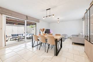 <p>Ontdek deze recente halfopen en energiezuinige woning met 3 slaapkamers, een garage, een vernieuwde keuken en een aangename tuin. De combinatie van een handige indeling, lichtrijke leefruimte en ruime tuin maakt dit de ideale eigendom. </p><hr /><p>Bovendien geniet u hier van een uitstekende ligging nabij het hart van Wachtebeke, winkels, scholen, invalswegen en andere handige voorzieningen. Op deze manier voorziet de woning in de ideale harmonie tussen comfortabel wonen en een vlotte bereikbaarheid. </p><p>Via de inkomhal betreedt u de woning, waar het gastentoilet en de toegang tot de garage gesitueerd zijn. Tevens betreedt u via hier de volledig vernieuwde en open keuken, uitgerust met kwalitatieve toestellen (Miele) en meer dan voldoende kast- en opbergruimte. Aansluitend bevindt zich de ruime en lichtrijke leefruimte waar u een gezellige eet- en zithoek kan terugvinden. De ideale balans tussen functionaliteit en samenzijn. Via het grote schuifraam betreden we het zonnige terras met een aangename tuin, een onderhoudsvriendelijke buitenruimte met steeds voldoende rust en privacy.</p><p>Op het gelijkvloers bevindt zich eveneens een praktische berging met aansluiting voor een wasmachine, handig gesitueerd naast de keuken.</p><hr /><p>De eerste verdieping omvat 3 praktische en lichtrijke slaapkamers. Bovendien bevindt zich hier een volwaardige badkamer, uitgerust met een douche, lavabomeubel en toilet. <br /> </p><p>Ook op technisch vlak heeft deze woning heel wat te bieden. Dankzij de doorgedreven isolatie beschikt ze over een gunstig EPC-label B (133kwh/m² jaar). Daarnaast zijn er zonnepanelen, een thuisbatterij en een laadpaal aanwezig. Door het recente bouwjaar is de woning bovendien asbestveilig.</p><hr /><p>Dankzij de vernieuwde keuken en aangename tuin, het energiezuinige karakter en de centrale ligging vormt deze woning een interessante opportuniteit voor wie comfort en energiezuinig wonen wil combineren.</p><p>Bij Woonhoek Vastgoed begeleiden we u graag met persoonlijk advies en een professionele aanpak. Benieuwd of deze woning uw nieuwe thuis wordt?</p><p>Vraag uw bezoek eenvoudig online aan, telefonisch via 09 310 77 07 of via mail naar info@woonhoekvastgoed.be.</p>
