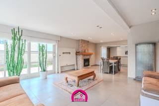 Te koop ruime woning met 4 slaapkamers, een ruime badkamer en een hypermoderne keuken. Deze woning beschikt over twee garages, een brede oprit en...