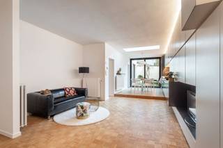 <p><span>PRACHTIG GELIJKVLOERS APPARTEMENT MET TUIN EN GARAGE AAN HET KMSKA</span></p><p><span>Dit gerenoveerde appartement met inpandige garage (bij aan te kopen aan 35.000 euro) en stadstuin is gelegen in een rustige straat in het bruisende Antwerpen-Zuid, vlak naast het vernieuwde Koninklijk Museum voor Schone Kunsten Antwerpen (KMSKA). Hier woont u in een unieke combinatie van sereniteit en stadsdynamiek, omringd door musea, galerijen, boetieks en gezellige restaurants.</span></p><p><span>Met een doordachte indeling en een optimaal benutte bewoonbare oppervlakte biedt dit appartement een perfecte balans tussen comfort en functionaliteit. De privatieve, inpandige garage is een absolute meerwaarde en beschikt over een private ingang die rechtstreeks toegang geeft tot het appartement een zeldzame luxe in deze buurt.</span></p><p><span>Bij het binnenkomen wordt u verwelkomd in een lichtrijke leefruimte waar maatwerk-kasten zorgen voor een strakke, harmonieuze afwerking en maximaal ruimtegebruik. De open keuken is volledig uitgerust met ingebouwde toestellen, waaronder een vaatwasser, een nieuwe koelkast en een aparte vriezer. Daarnaast is er een vestiaire en een gastentoilet voorzien.</span></p><p><span>De master bedroom beschikt over ingebouwde kasten en een en-suite badkamer uitgerust met zowel een ligbad als een nieuwe inloopdouche. De tweede kamer is polyvalent en kan perfect dienstdoen als bureau, dressing of logeerkamer. In de aparte berging bevindt zich de CV-ketel en is er aansluiting voorzien voor was- en droogkast.</span></p><p><span>De zonnige stadstuin vormt samen met het terras een uitzonderlijke troef op deze toplocatie. Beide werden recent volledig heraangelegd met oog voor esthetiek en onderhoudsgemak, waardoor u in alle rust kan genieten van een stijlvolle buitenruimte midden in de stad.</span></p><p><span>Een instapklaar appartement op een absolute topligging in Antwerpen-Zuid, met garage en tuin een zeldzame opportuniteit.</span></p><p><span> </span></p><p><span>Neem snel contact op met ons </span><span>voor een bezoek en laat u zelf overtuigen. </span></p>