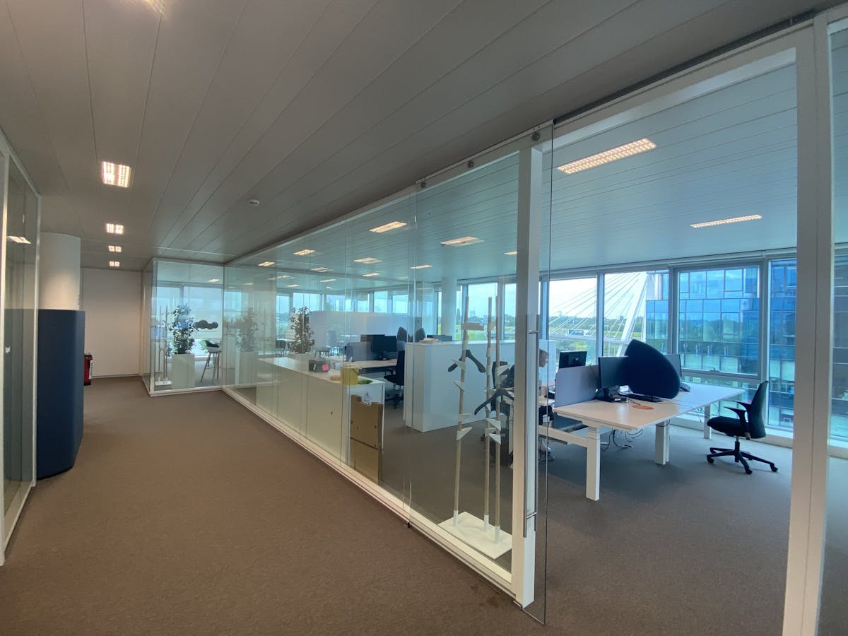 Offices (365 m² - 625 m²) for rent at R4 in Merelbeke - photo 1