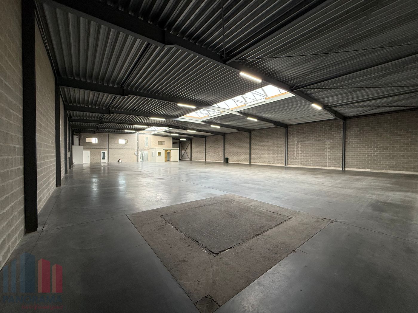 Ruim magazijn van 840 m² met kantoorruimte in Kruisem - foto 4