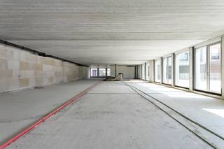 <p><strong>Op zoek naar kantoor/ commerciële ruimte op toplocatie in Waregem?</strong><br /><br />In  &amp;quot;residentie Cavallo&amp;quot; in de Holstraat in Waregem, vind je deze kantoorruimte met een oppervlakte van 71 m². Deze commerciële ruimte kan op vandaag nog uitgebreid worden tot 442 m². Aan parkeermogelijkheden geen gebrek, want bij dit kantoor hoort er een bovengrondse parkeerplaats en is er de mogelijkheid om in de straat of op de parking van de Hippodroom te parkeren. Momenteel kan je, indien gewenst, nog ondergrondse parkeerplaatsen bijkopen. Deze kantoorruimte is vlot bereikbaar en ligt in de nabijheid van E17 en de verbindingswegen naar Kortrijk, Zulte....<br /><br />Deze ruimte wordt casco verkocht.<br /><br />Het gebouw werd ontworpen door architecten Goedefroo + Goedefroo. Zij kozen voor een tijdloze uitstraling van het gebouw.  Residentie Cavallo wordt op een duurzame manier voorzien van een basis koeling en verwarming. (betonkernactivering) Deze installatie wordt aangedreven door zonnepanelen.  </p>

<ul><li>E-peil 40</li><li>plafonds met een hoogte van 3 m </li><li>voldoende lichtinval door het doorzonprincipe</li><li>afzonderlijke toegang </li></ul>

<p>Heeft u vragen of wenst u een bezoek aan deze handelsruimte?  Neem vrijblijvend contact met ons op. <br /> </p>

<p>Voor voorwaarden bel kantoor 056611010</p>

<p> </p>