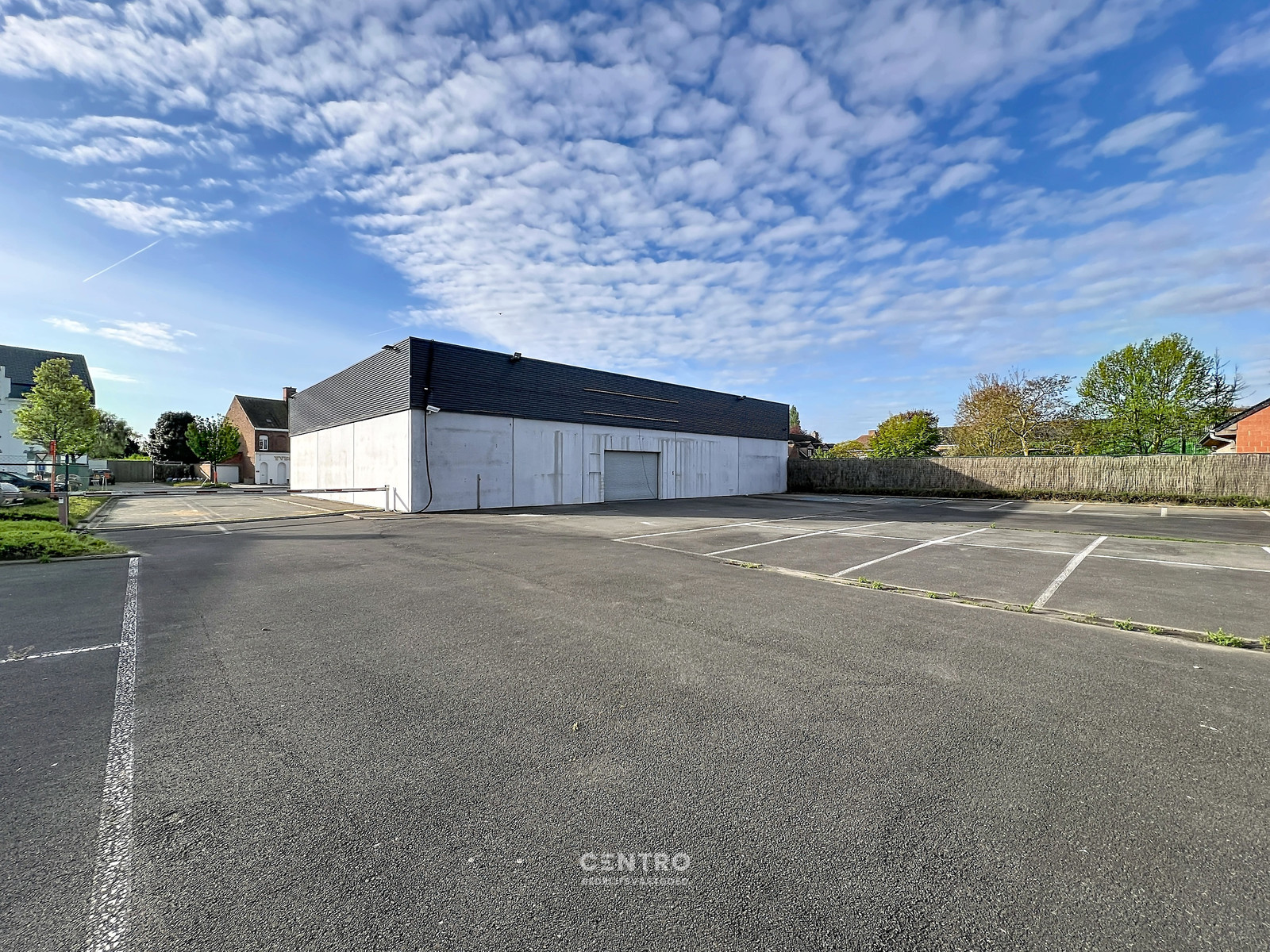 Multifunctioneel bedrijfspand (binnenrecreatie, toonzaal, winkel, opslag,...) van 782m² met 40 parkeerplaatsen op eigen terrein te Bavikhove (Harelbeke). - foto 4