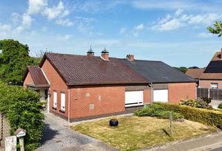 Deze charmante woning bevindt zich in de Moerdijkstraat te Ichtegem, omringd door prachtige landelijke uitzichten en biedt een vlotte verbinding naar het centrum van Ichtegem en de Halve Barreel in Eernegem.<br /><br />Het grootste PLUSPUNT van deze woning is zonder twijfel het ruime perceel van maar liefst 936 m². Achter de uitgestrekte tuin geniet u van een adembenemend zicht op het omliggende groen.<br /><br />Indeling van de woning:<br />Bij het binnenkomen bereikt u de centrale nachthal die toegang biedt tot alle ruimtes in de woning. De lichtrijke woonkamer, met uitzicht op de tuin, vormt samen met de aansluitende keuken een gezellige leefruimte. Aan de rechterzijde bevinden zich de badkamer met lavabomeubel en ligbad, een apart gastentoilet, twee bergingen en twee ruime slaapkamers.<br /><br />Verder beschikt de woning over een oprit met toegang tot de garage via een handige poort.<br /><br />STARTPRIJS, Elk bod boven deze startprijs wordt voorgelegd aan de eigenaars, die al dan niet kunnen akkoord gaan met deze bieding.<br /><br />Bent u geïnteresseerd of wenst u deze woning zelf te ontdekken? Neem contact met ons op en plan uw bezoek!