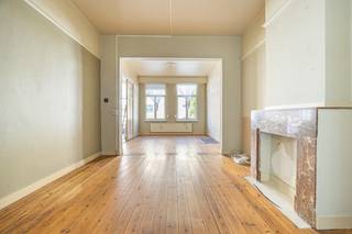 Deze ruime en karaktervolle woning is gelegen in de René Bosiersstraat 7, vlakbij het groene Boelaerpark. De combinatie van authentieke elementen, royale leefruimtes en een praktische indeling maakt dit pand bijzonder interessant als gezinswoning.<br />Op het gelijkvloers bevinden zich verschillende ruime en sfeervolle leefruimtes met hoge plafonds, houten vloeren, sierlijke afwerkingen en authentieke marmeren schouwen. De keuken sluit aan op een lichtrijke veranda en geeft toegang tot de zuidgerichte stadstuin van ca. 25 m², een aangename buitenruimte om volop van de zon te genieten.<br />De eerste verdieping omvat vier slaapkamers en een badkamer, aangevuld met een veranda en balkon.<br />Ook op energetisch vlak werden reeds belangrijke werken uitgevoerd: het dak en de achtergevel zijn geïsoleerd, de ramen zijn voorzien van dubbele beglazing en de verwarmingsketel werd vernieuwd.<br />De ligging vormt een belangrijke troef. Het Boelaerpark zorgt voor een groene omgeving voor ontspanning en sport, terwijl winkels, scholen, horeca en openbaar vervoer zich in de nabije omgeving bevinden.<br /><br />Een ruime en karaktervolle stadswoning met authentieke uitstraling, zuidgerichte stadstuin, reeds uitgevoerde energetische verbeteringen en een uitstekende ligging nabij het Boelaerpark.