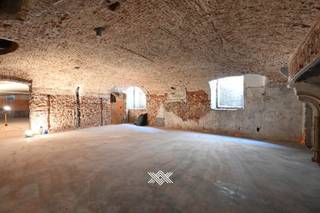 In Edelhof, een volledig gerenoveerd stadspaleis uit 1759, pal in het hart van Gent, wacht deze multifunctionele, polyvalente ruimte van liefst 382 m² op een nieuwe invulling.<br /><br />Dit majestueuze gebouw is gelegen in de kern van het historische hart van Gent. Een unieke plek in het kloppend hart van de stad, omringd door gezellige cafés, restaurants, winkels en cultuur. Dankzij de uitstekende bereikbaarheid, mede door het wijdvertakte netwerk van trams, bussen en fietsroutes, bereik je Edelhof in een mum van tijd. Ook met de wagen bereik je Edelhof vlot dankzij de rechtstreekse toegang vanaf het oprittencomplex aan Gent-Zuid.<br /><br />Deze riante ruimte straalt enorm veel geschiedenis uit en kan naar eigen smaak worden ingericht voor diverse functies, zowel commercieel als kantoorfuncties, waaronder dienstverlening, detailhandel, praktijkruimtes, vrije beroepen en ateliers. Activiteiten die niet stroken met de standing van het gebouw of hinderlijk zijn voor de bovenliggende appartementen, zijn evident niet opportuun.<br /><br />Het gebouw werd de voorbije 6 jaar volledig gerenoveerd en omgevormd tot zes studio’s, negen appartementen, een groot gedeeld dakterras en deze multifunctionele kelderverdieping. <br /><br />De polyvalente ruimte is toegankelijk via de grote toegangspoort en de monumentale inkomhal met zowel de lift als de trap. Er is tevens een rechtstreekse inkom vanaf de straat voor uw cliënteel en/of uw gasten. 