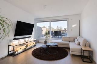 <p><strong>PRACHTIG AFGEWERKT, MODERN EN ENERGIEZUINIG DUPLEX-APPARTEMENT MET 2 VOLWAARDIGE SLAAPKAMERS, RUIM EN ZONOVERGOTEN TERRAS, AUTOSTANDPLAATS EN TUINBERGING INBEGREPEN TE LANAKEN-NEERHAREN!</strong> <br /><br />Op de weg van Lanaken naar Rekem vind je, aan de linkerkant, ter hoogte van de Staatsbaan 56 dit ruim duplex-appartement terug.<br />De ligging van het appartement staat garant voor een vlotte bereikbaarheid met betrekking tot scholen, winkels (bakker, slager, supermarkt etc), sportfaciliteiten, maar ook tot de omliggende gemeenten Maasmechelen, Rekem en Zutendaal. Binnen de 10 minuten sta je met de auto te midden van het centrum van Maastricht, waardoor dit ook de ideale uitvalsbasis is indien je net over de grens werkt.<br /><br />Je vindt dit kwalitatief afgewerkte en lichtrijke duplex-appartement terug op de eerste en tweede verdieping van een energiezuinig complex uit 2020.<br /><br />In dit appartement tref je eerst een private en lichtrijke inkomhal met een apart gastentoilet. Via de prachtige stalen deur vind je dan de toegang tot het leefgedeelte van het appartement. Aan linkerzijde vind je een ruime woonkamer met gezellige TV-hoek, die naadloos overloopt in een smaakvolle, met duurzame materialen en toestellen afgewerkte leefkeuken. De keuken is voorzien van een ruim kookeiland en keukenwand met functionele koffiehoek, alle nodige toestellen zijn aanwezig en zorgen dus voor een nadeloze kook-ervaring. Het overloop gedeelte kan functioneel worden ingericht en geeft toegang tot de bergruimte met de aansluiting voor de wasmachine en droogkast.<br /><br />De woonkamer wordt gekenmerkt door een groot raampartij dat toegang geeft tot het private, zonovergoten terras van 20m2. Vanuit de woonkamer kan je via de mooi weggewerkte trap de bovenverdieping van dit appartement bereiken. Hier vinden we dan de twee slaapkamers en de badkamer terug. De badkamer werd afgewerkt met een op maat gemaakt lavabomeubel, leuke inloopdouche en nog een tweede toilet. Het appartement beschikt tevens over een private bergzolder.<br /><br />Als kers op de taart beschikt het appartement over een ruim, privaat terres, achterliggende private buitenberging, met voorziening voor een elektrische wagen en een private staanplaats. Deze zijn allemaal in de prijs inbegrepen.<br /><br /><em>Het appartement is momenteel verhuurd aan €1150/maand en levert na aankoop een mooi netto-rendement van circa 3% op. De ideale investering dus.</em><br /><br />Wie op zoek is naar een ruim en hoogwaardig afgewerkt appartement in Neerharen, is hier aan het juiste adres! <br /><br />Meer info? Contacteer ons op 011 96 51 76 of mail naar info@momentumvastgoed.be!</p>