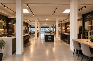 Uitstekend gelegen handelspand - kantoor met magazijn en bureau!<br /><br />Bent u op zoek naar een veelzijdig handelspand met tal van mogelijkheden gelegen aan het trein station?<br /><br />Dit goed gelegen commercieel pand combineert zichtbaarheid, ruimte en functionaliteit, ideaal voor ondernemers of investeerders.<br />Met een totale netto-oppervlakte van <strong>290 m²</strong> biedt dit pand een ruime handelsruimte, aangevuld met een praktisch magazijn en bureau achteraan. Deze indeling maakt het perfect geschikt voor diverse activiteiten zoals retail, showroom, kantoor of combinatie met opslag.<br /><br />Extra troef zijn de uitbreidingsmogelijkheden:<br />Er is de optie om 1 garagebox aan te kopen (€20.000 per stuk) en 4 staanplaatsen (€12.500 per stuk), wat zorgt voor extra comfort voor uzelf, uw personeel of uw klanten.<br /><br />Dankzij de gunstige ligging geniet het pand van een vlotte bereikbaarheid en een sterke commerciële visibiliteit.<br /><br />Een uitstekende opportuniteit voor wie wil investeren in een strategisch gelegen handelspand met potentieel!<br />Interesse? Neem vandaag nog contact op voor meer informatie of een bezoek ter plaatse.<br /><br />Verwarming mazout!<br />