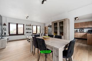 Instapklare bel-etagewoning te koop in de Dahliastraat te Blankenberge, gelegen in een uiterst rustige en aangename woonwijk. Deze woning werd recent quasi volledig gerenoveerd, met bijzondere aandacht voor energetische optimalisatie en hedendaags wooncomfort.<br /><br />Op het gelijkvloers bevindt zich een ruime inpandige garage, aangevuld met een praktische berging met aansluiting voor wasmachine en droogkast. Via de trap bereiken we de eerste verdieping, waar de lichtrijke leefruimte meteen in het oog springt. Aansluitend bevindt zich de recent volledig vernieuwde keuken, uitgerust met de nodige toestellen. Het grote schuifraam biedt directe toegang tot de tuin, wat zorgt voor een mooie verbinding tussen binnen en buiten.<br /><br />Verder beschikt de woning over drie volwaardige slaapkamers, een ruime badkamer en een praktische zolderruimte die extra bergruimte biedt.<br /><br />De woning wordt verwarmd via centrale verwarming op aardgas, beschikt over zonnepanelen en behaalt een gunstige EPC-score B, wat bijdraagt aan een energiezuinig en comfortabel woonklimaat.<br /><br />Kortom, de ideale woning voor wie op zoek is naar rust, ruimte en een instapklare thuis in Blankenberge.<br /><br />