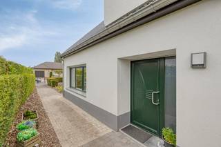 <h2>Ruime, instapklare woning met 5 (slaap)kamers, gelijkvloers wonen mogelijk en EPC C (potentieel B)</h2>
<p>Bent u op zoek naar een woning waar <strong>ruimte, comfort en een rustige ligging</strong> samenkomen? Dan is deze woning in een rustige woonwijk in Wilsele beslist een bezoek waard. Dankzij de doordachte indeling is ze ideaal voor een groot gezin, <strong>gelijkvloers wonen</strong>, <strong>kangoeroewonen </strong>of comfortabel thuiswerken.</p>
<p>De woning beschikt momenteel over een <strong>EPC-label C</strong>. Door de plaatsing van zonnepanelen kan dit verbeteren naar een <strong>gunstig EPC-label B</strong>.</p>
<p>De ligging is een absolute troef. U woont op slechts <strong>6 km van Leuven</strong>, op amper vijf minuten van de E314 en vlak bij winkels, scholen, openbaar vervoer, bakker, apotheek, .... Zo geniet u van de perfecte combinatie van rust en een uitstekende bereikbaarheid.</p>
<p>Via de inkomhal komt u in de lichtrijke leefruimte met plaats voor een gezellige zithoek en eetplaats. Aansluitend bevindt zich de volledig uitgeruste keuken met eettoog.</p>
<p>Op het gelijkvloers vindt u verder <strong>twee (slaap)kamers</strong>, een apart gastentoilet, een ruime garage met wasplaats en een <strong>rolstoeltoegankelijke badkamer met inloopdouche</strong>. Hierdoor is comfortabel wonen op één niveau perfect mogelijk.</p>
<p>De eerste verdieping beschikt over <strong>drie ruime slaapkamers</strong> en een tweede badkamer. Bovendien werd de bergruimte onder de schuine dakvlakken optimaal benut.</p>
<p>Ook buiten is het heerlijk vertoeven. Dankzij de uitzonderlijk rustige straat geniet u op het ruime terras in de voortuin van alle rust. Achteraan bevindt zich een tweede terras met een praktische tuinberging.</p>
<p>Parkeren kan probleemloos op de oprit (2 wagens achter elkaar), in de garage of in de straat.</p>
<p><strong>Extra troeven:</strong></p>
<ul>
<li>
<p>Potentieel naar EPC B na plaatsing van zonnepanelen;</p>
</li>
<li>
<p>conforme elektrische installatie;</p>
</li>
<li>
<p>hoogrendementsbeglazing;</p>
</li>
<li>
<p>HR-gasketel;</p>
</li>
<li>
<p>vernieuwde leidingen;</p>
</li>
<li>
<p>rolluiken;</p>
</li>
<li>
<p>5 slaapkamers en 2 badkamers.</p>
</li>
</ul>
<p>Bent u op zoek naar een ruime, instapklare woning die zich moeiteloos aanpast aan uw woonwensen? Dan is deze veelzijdige woning beslist een bezoek waard.</p>
<p><strong>Contacteer Anne-Leen via 0495 13 81 11 voor een bezoek.</strong></p>