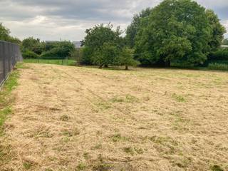 RUIM PERCEEL van 976M² in Oosterzele biedt de ideale combinatie van RUST, GROEN EN VLOTTE BEREIKBAARHEID. Met een STRAATBREEDTE VAN CA. 17,5M en...