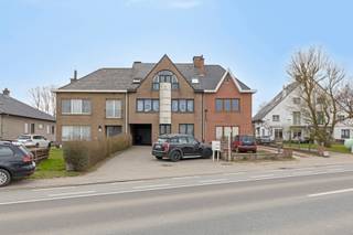 Dit instapklare gelijkvloers appartement beschikt over een lichtrijke leefruimte met open keuken, een badkamer, 2 slaapkamers en een ruime...