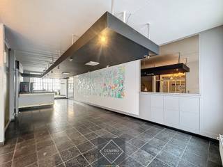 INDELING:Gelijkvloers (± 185m²): inkomhal (afzonderlijke toegang naar het appartement) met traphal - keuken (30m², links) - gelagzaal met bar (95m²)...