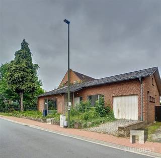 Welkom in deze charmante bungalow, ideaal gelegen in het Webbekom. Deze bungalow is gunstig gelegen voor wie snel aan de opritten van de...