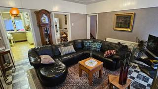 <strong>Half-open te renoveren landhuis in Eisden - Maasmechelen.</strong><br /><br />Deze op te frissen woning beschikt op het gelijkvloers over een inkomhal, een living, een bureau, een keuken, een veranda en een toilet. Op de bovenverdieping bevinden zich drie slaapkamers en een badkamer. Achter de woning een afgesloten tuin.<br /><br />Er is een kleine kelder, een zolder bereikbaar via een vaste trap en twee garages. <br /><br />De verwarming is met aardgas.<br /><br />Deze woning geniet van een uitstekende ligging in het gezellige Eisden en in de nabijheid van de autosnelwegen en het Nationaal Park Hoge Kempen.<br /><br />Stedenbouwkundige vergunning: in aanvraag/Bestemming: in aanvraag/Geen rechterlijke herstelmaatregel of bestuurlijke maatregel opgelegd/Voorkooprecht: in aanvraag/ Verkavelingsvergunning: in aanvraag/P-score A/G-score A.