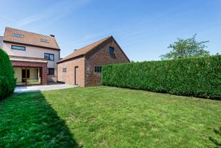 <strong>Ideaal gelegen 3-gevel woning in een rustige straat vlakbij het centrum van Sterrebeek.</strong><br />Gelijkvloers: Inkomhal, WC, ruime living met aparte zitplaats (TV hoek), ruime volledig ingerichte keuken (voorzien van airco) en met toegang naar het terras en de tuin (Zuid).<br />Eerste verdieping: Nachthal, WC, bureauruimte, 2 ruime slaapkamers elk voorzien van ingebouwde kasten en badkamer voorzien van lavabo in meubel, douche en ligbad.<br />Tweede verdieping: 2 ruime slaapkamers met ingebouwde kasten.<br />Buiten: 2 autostaanplaatsen naast de woning en ruime garage.<br />Extra info: Renovatie plicht kan gehaald worden door enkel een condensatieketel te plaatsen !