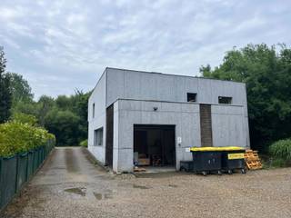 Gerenoveerd bedrijfsgebouw te huur met diverse mogelijkheden op topligging langsheen de steenweg tussen Mechelen en Leuven, met makkelijke verbinding naar E19. Het gebouw beschikt op het gelijkvloers over een receptie, sanitair, keuken, kantoor- en vergaderruimte en een klein deel opslagruimte toegankelijk via een sectionale poort. De eerste verdieping is momenteel ingericht als showroom / toonzaal, maar kan ook perfect dienen als kantoorruimte. Achteraan is er een terras aanwezig. De grondoppervlakte bedraagt 10a.