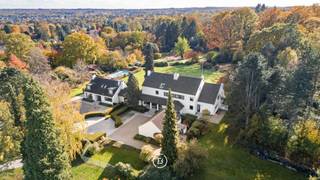 Gelegen op een privédomein in Hoogvorst, een van de meest begeerde woonwijken van Tervuren, onthult deze uitzonderlijke villa haar charme te...