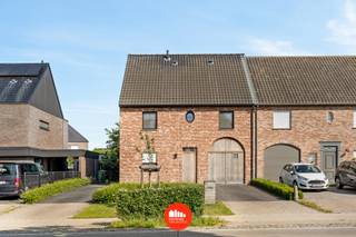 In Sint-Jan vinden we deze recente instapklare halfopen woning (BJ: 2017) afgewerkt met kwalitatieve en duurzame materialen, ideaal voor gezinnen...