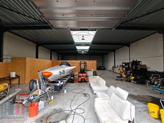 Fantastisch gelegen <strong>opslagruimte van 495 m²</strong> te huur, gelegen langs de vlot bereikbare en bedrijvige Kortrijksestraat (N50) te Oostkamp.<br /><br />De opslagruimte (30m op 19m) met een vrije hoogte van 5,35 m is toegankelijk via een automatische sectionale poort (5 m B x 4,5 m H) en een aparte toegangsdeur. Verder is het magazijn voorzien van een polybetonvloer, lichtstraat, verlichting en raampartij met toegangsdeur aan de voorzijde.<br /><br />De toegang kan bekomen worden via een oprijlaan, ruime parkeer- en manoeuvreerruimte bij het gebouw. <br />Onmiddellijk beschikbaar.<br /><br />Contacteer<strong> PANORAMA B2B </strong>voor bijkomende inlichtingen of een vrijblijvend plaatsbezoek <strong>0479 70 70 73</strong>.