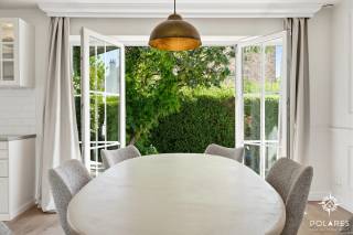 KIJKDAG op WOENSDAG 30/09 *** reserveer uw tijdstip op www.polares.eu ***<br /><br />Modern, stijlvol en tot in de puntjes afgewerkt: deze prachtige bungalow is recent volledig gerenoveerd en is werkelijk 100% instapklaar. Vanaf het allereerste moment straalt het huis een warme en uitnodigende sfeer uit. Zodra je de hal binnenkomt, voel je meteen dat je thuis bent.<br /><br />De lichte leefruimte, samen met de open, eigentijdse keuken, vormen het hart van de woning. Dankzij de doordachte indeling en hoogwaardige afwerking gaan comfort en gezelligheid hier hand in hand.<br /><br />De woning beschikt verder over drie volwaardige slaapkamers en een stijlvolle badkamer voorzien van alle moderne gemakken. Elk detail is zorgvuldig vernieuwd, dus je hoeft enkel je eigen meubels mee te brengen om zorgeloos van je nieuwe thuis te genieten.<br /><br />Ook buiten maakt deze woning een blijvende indruk. Het prachtig aangelegde terras achteraan nodigt uit tot lange zomeravonden, terwijl het zwembad, de buitendouche en het aparte buitentoilet voor een écht vakantiegevoel in je eigen tuin zorgen.<br /><br />Een instapklaar pareltje waar modern wooncomfort, kwaliteitsvolle renovatie en een charmante buitenbeleving perfect samenkomen.