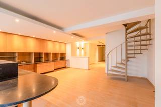 Dit instapklare handelspand/kantoor is gelegen op de Grote Markt en is ideaal voor een kantoor, showroom of dienstverlenende activiteit.Het pand is...